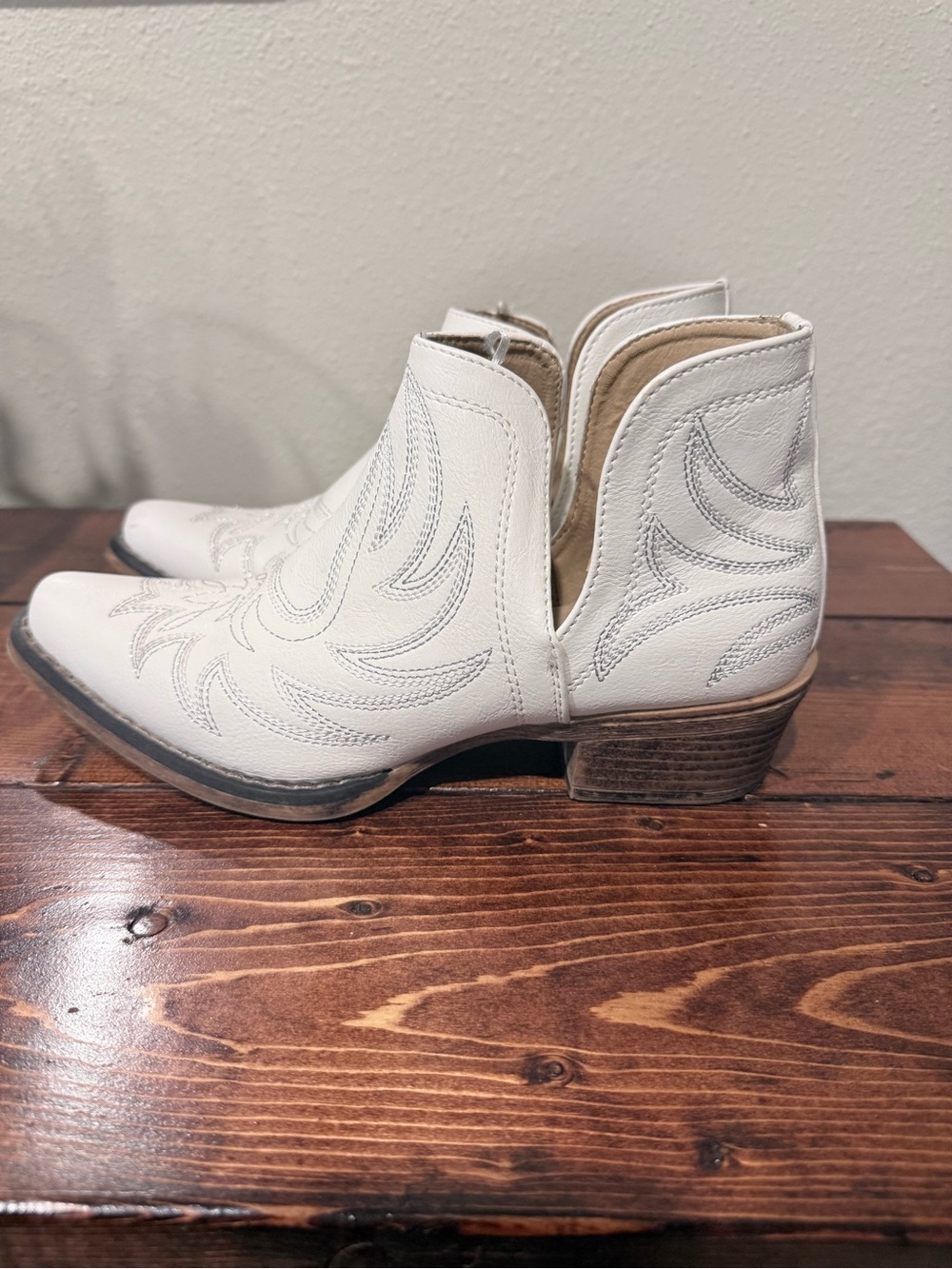 Roper White Western Embroidered Ankle Booties - Picture 2 of 6
